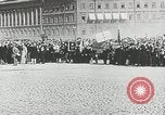 Standbild russische Truppen Feuer auf Bauern Sankt Petersburg Russland, 1905, aus Sekunde 34 historischem Filmmaterial Videoclip 65675064323