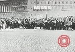 Standbild russische Truppen Feuer auf Bauern Sankt Petersburg Russland, 1905, aus Sekunde 35 historischem Filmmaterial Videoclip 65675064323