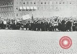 Standbild russische Truppen Feuer auf Bauern Sankt Petersburg Russland, 1905, aus Sekunde 37 historischem Filmmaterial Videoclip 65675064323