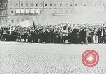Standbild russische Truppen Feuer auf Bauern Sankt Petersburg Russland, 1905, aus Sekunde 38 historischem Filmmaterial Videoclip 65675064323