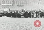 Standbild russische Truppen Feuer auf Bauern Sankt Petersburg Russland, 1905, aus Sekunde 39 historischem Filmmaterial Videoclip 65675064323
