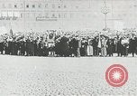 Standbild russische Truppen Feuer auf Bauern Sankt Petersburg Russland, 1905, aus Sekunde 40 historischem Filmmaterial Videoclip 65675064323