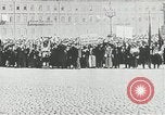 Standbild russische Truppen Feuer auf Bauern Sankt Petersburg Russland, 1905, aus Sekunde 41 historischem Filmmaterial Videoclip 65675064323