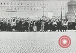 Standbild russische Truppen Feuer auf Bauern Sankt Petersburg Russland, 1905, aus Sekunde 42 historischem Filmmaterial Videoclip 65675064323