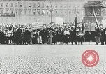 Standbild russische Truppen Feuer auf Bauern Sankt Petersburg Russland, 1905, aus Sekunde 43 historischem Filmmaterial Videoclip 65675064323