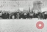 Standbild russische Truppen Feuer auf Bauern Sankt Petersburg Russland, 1905, aus Sekunde 44 historischem Filmmaterial Videoclip 65675064323