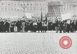 Standbild russische Truppen Feuer auf Bauern Sankt Petersburg Russland, 1905, aus Sekunde 45 historischem Filmmaterial Videoclip 65675064323