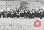 Standbild russische Truppen Feuer auf Bauern Sankt Petersburg Russland, 1905, aus Sekunde 47 historischem Filmmaterial Videoclip 65675064323