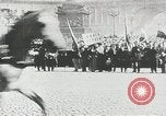 Standbild russische Truppen Feuer auf Bauern Sankt Petersburg Russland, 1905, aus Sekunde 48 historischem Filmmaterial Videoclip 65675064323