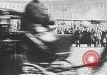 Standbild russische Truppen Feuer auf Bauern Sankt Petersburg Russland, 1905, aus Sekunde 49 historischem Filmmaterial Videoclip 65675064323