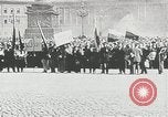 Standbild russische Truppen Feuer auf Bauern Sankt Petersburg Russland, 1905, aus Sekunde 50 historischem Filmmaterial Videoclip 65675064323