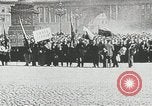 Standbild russische Truppen Feuer auf Bauern Sankt Petersburg Russland, 1905, aus Sekunde 51 historischem Filmmaterial Videoclip 65675064323