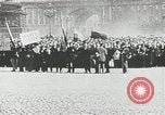 Standbild russische Truppen Feuer auf Bauern Sankt Petersburg Russland, 1905, aus Sekunde 52 historischem Filmmaterial Videoclip 65675064323