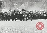 Standbild russische Truppen Feuer auf Bauern Sankt Petersburg Russland, 1905, aus Sekunde 53 historischem Filmmaterial Videoclip 65675064323