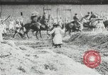 Standbild russische Truppen Feuer auf Bauern Sankt Petersburg Russland, 1905, aus Sekunde 57 historischem Filmmaterial Videoclip 65675064323