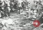 Standbild russische Truppen Feuer auf Bauern Sankt Petersburg Russland, 1905, aus Sekunde 58 historischem Filmmaterial Videoclip 65675064323