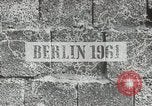 Immagine di Muro di Berlino in costruzione Berlino Germania, 1961, secondo 7 filmato di repertorio 65675064335