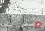 Immagine di Muro di Berlino in costruzione Berlino Germania, 1961, secondo 15 filmato di repertorio 65675064335