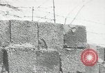 Immagine di Muro di Berlino in costruzione Berlino Germania, 1961, secondo 16 filmato di repertorio 65675064335