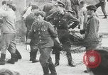 Immagine di Muro di Berlino in costruzione Berlino Germania, 1961, secondo 25 filmato di repertorio 65675064335