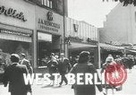 Immagine di Muro di Berlino in costruzione Berlino Germania, 1961, secondo 32 filmato di repertorio 65675064335