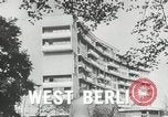 Immagine di Muro di Berlino in costruzione Berlino Germania, 1961, secondo 33 filmato di repertorio 65675064335