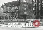 Immagine di Muro di Berlino in costruzione Berlino Germania, 1961, secondo 36 filmato di repertorio 65675064335