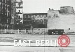 Immagine di Muro di Berlino in costruzione Berlino Germania, 1961, secondo 39 filmato di repertorio 65675064335