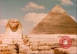 Standbild Sphinx guarding Khafre Pyramide Ägypten, 1951, aus Sekunde 3 historischem Filmmaterial Videoclip 65675064341