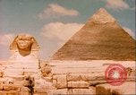 Standbild Sphinx guarding Khafre Pyramide Ägypten, 1951, aus Sekunde 4 historischem Filmmaterial Videoclip 65675064341