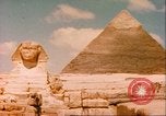 Standbild Sphinx guarding Khafre Pyramide Ägypten, 1951, aus Sekunde 5 historischem Filmmaterial Videoclip 65675064341