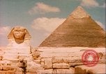 Standbild Sphinx guarding Khafre Pyramide Ägypten, 1951, aus Sekunde 6 historischem Filmmaterial Videoclip 65675064341