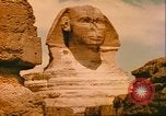 Standbild Sphinx guarding Khafre Pyramide Ägypten, 1951, aus Sekunde 10 historischem Filmmaterial Videoclip 65675064341