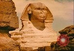 Standbild Sphinx guarding Khafre Pyramide Ägypten, 1951, aus Sekunde 11 historischem Filmmaterial Videoclip 65675064341