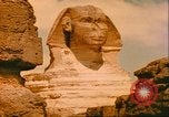 Standbild Sphinx guarding Khafre Pyramide Ägypten, 1951, aus Sekunde 12 historischem Filmmaterial Videoclip 65675064341