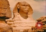 Standbild Sphinx guarding Khafre Pyramide Ägypten, 1951, aus Sekunde 13 historischem Filmmaterial Videoclip 65675064341