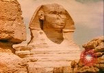 Standbild Sphinx guarding Khafre Pyramide Ägypten, 1951, aus Sekunde 14 historischem Filmmaterial Videoclip 65675064341