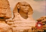 Standbild Sphinx guarding Khafre Pyramide Ägypten, 1951, aus Sekunde 15 historischem Filmmaterial Videoclip 65675064341