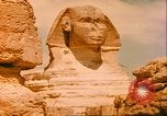 Standbild Sphinx guarding Khafre Pyramide Ägypten, 1951, aus Sekunde 16 historischem Filmmaterial Videoclip 65675064341