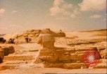 Standbild Sphinx guarding Khafre Pyramide Ägypten, 1951, aus Sekunde 17 historischem Filmmaterial Videoclip 65675064341