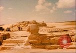 Standbild Sphinx guarding Khafre Pyramide Ägypten, 1951, aus Sekunde 18 historischem Filmmaterial Videoclip 65675064341