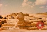 Standbild Sphinx guarding Khafre Pyramide Ägypten, 1951, aus Sekunde 20 historischem Filmmaterial Videoclip 65675064341