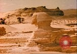 Standbild Sphinx guarding Khafre Pyramide Ägypten, 1951, aus Sekunde 23 historischem Filmmaterial Videoclip 65675064341