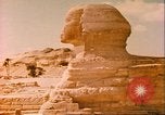 Standbild Sphinx guarding Khafre Pyramide Ägypten, 1951, aus Sekunde 25 historischem Filmmaterial Videoclip 65675064341