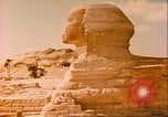 Standbild Sphinx guarding Khafre Pyramide Ägypten, 1951, aus Sekunde 26 historischem Filmmaterial Videoclip 65675064341