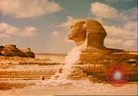 Standbild Sphinx guarding Khafre Pyramide Ägypten, 1951, aus Sekunde 27 historischem Filmmaterial Videoclip 65675064341