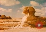 Standbild Sphinx guarding Khafre Pyramide Ägypten, 1951, aus Sekunde 28 historischem Filmmaterial Videoclip 65675064341