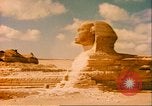 Standbild Sphinx guarding Khafre Pyramide Ägypten, 1951, aus Sekunde 30 historischem Filmmaterial Videoclip 65675064341