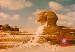 Standbild Sphinx guarding Khafre Pyramide Ägypten, 1951, aus Sekunde 31 historischem Filmmaterial Videoclip 65675064341