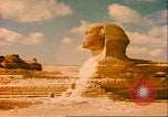 Standbild Sphinx guarding Khafre Pyramide Ägypten, 1951, aus Sekunde 32 historischem Filmmaterial Videoclip 65675064341
